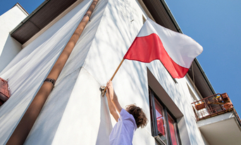 Na zdjęciu widać chłopca niosącego Flagę Polski